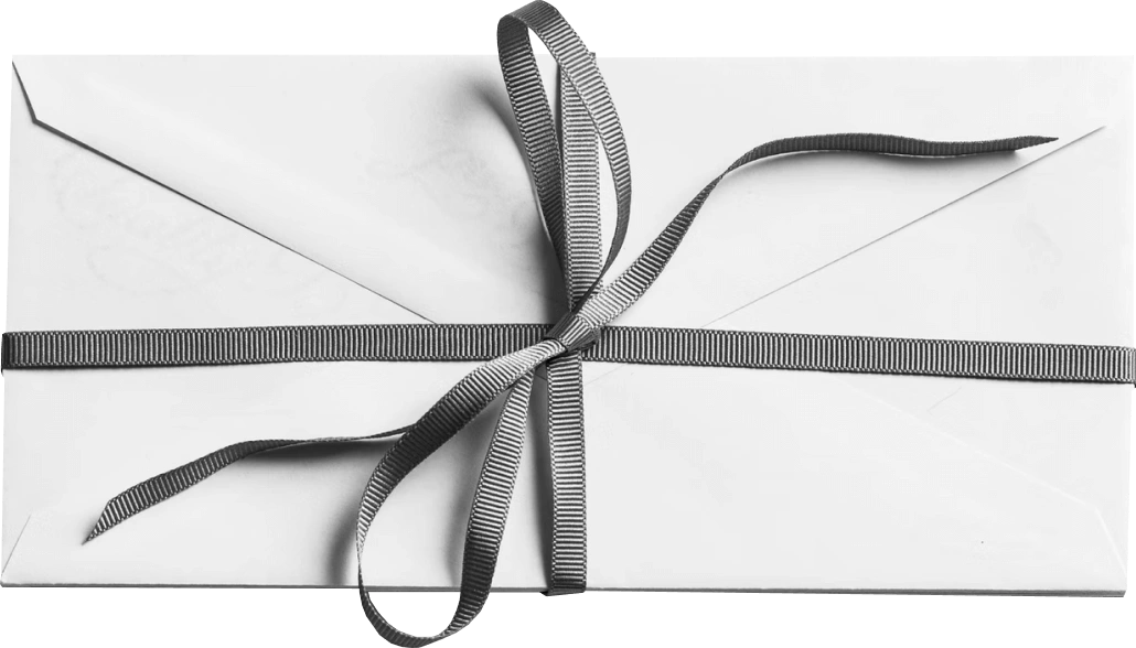 Mit Band und Schleife verzierter Umschlag, der einem verpackten Brief oder Geschenk ähnelt.